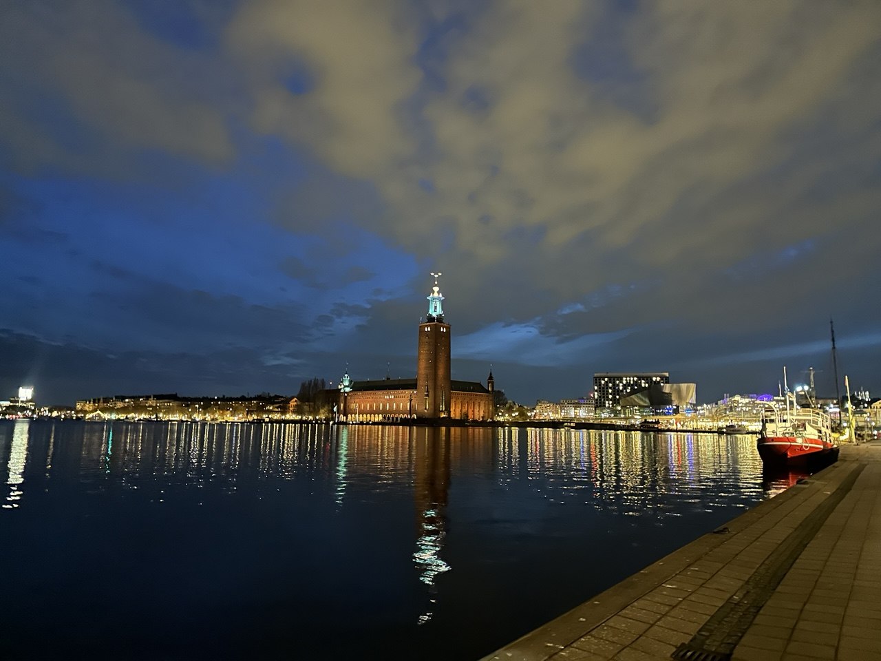 Larm om misshandel i Orminge centrum