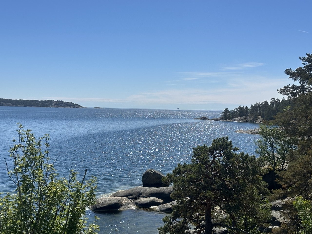 Lövhagen i Nynäshamn – hav, klippor och bad nära Stockholm
SLUG: lovhagen-nynashamn-hav-klippor-bad
META DESCRIPTION: Upptäck Lövhagen i Nynäshamn – ett naturnära område med hav, klippor, badplatser, promenadstigar och vackra vyer.