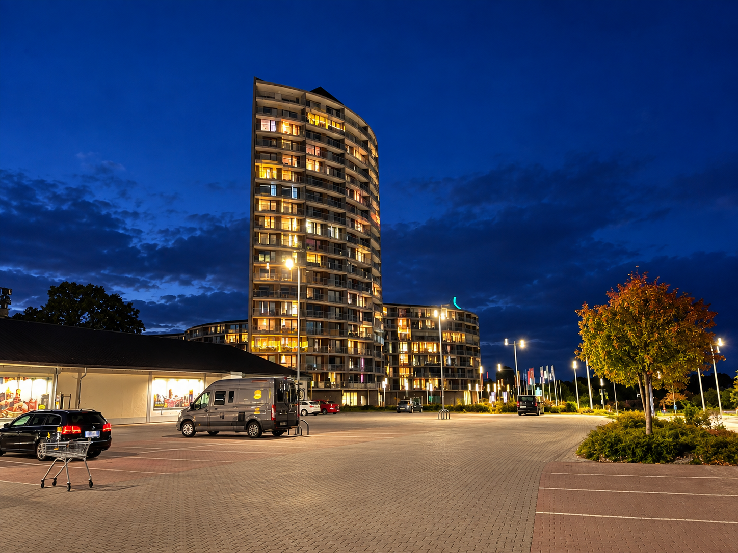 Nynäshamn på kvällen med bostäder, gatubelysning och centrum.